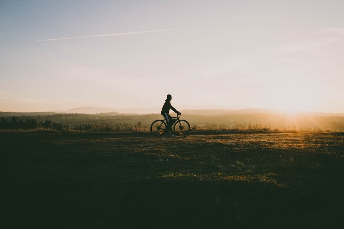 Radfahrerin im Abendlicht